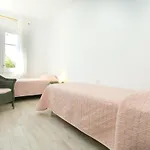 Apartamento Luminoso Y Espacioso Con Gran Jardin Privado, A Solo 150M De La Playa - Es-228-136